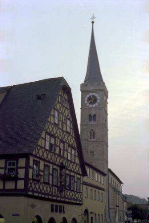 Ochsenfurt: Fachwerkhaus und Kirchturm mit Schieferspitze [St. Andreas]