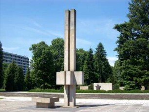 Hoyerswerda: Neustadt, Wohnkomplex Dietrich-Bonhoeffer-Straße mit Ehrenhain