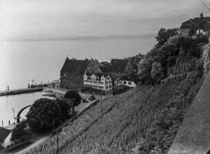 Am Bodensee : Blick auf die Uferpromenade mit Anlegestellen Von Meersburg.