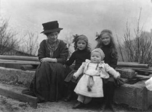 Ida Helas (1877-1960) mit ihren Kindern Hildegard, Reiner und Johanna