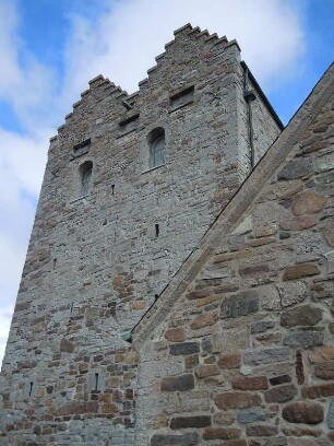 Aakirkeby - Doppeltürme : Die aus Feldsteinen erbauten Doppeltürme der romanischen Aa kirke, aufgenommen am 30. Juli 2010 in Aakirkeby auf der dänischen Ostseeinsel Bornholm