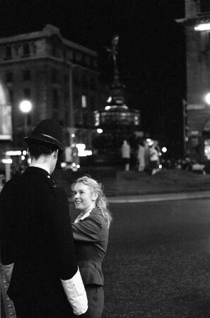 In London nachts am Leicester Square mit Bobby
