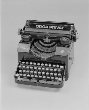 Typenhebelschreibmaschine "ORGA PRIVAT". Vorderanschlag (sofort sichtbare Schrift), Universaltastatur mit 42 Tasten, Farbband. Schrägansicht von vorn