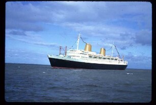 Luxuskreuzer "Europa" vor Bremerhaven/Weser