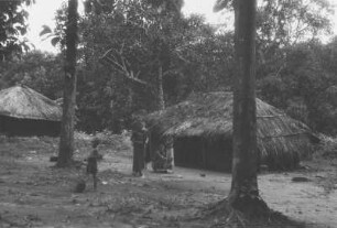 Dorf in Makinjumbi : Dorfbewohner vor ihren Hütten in Makinjumbi