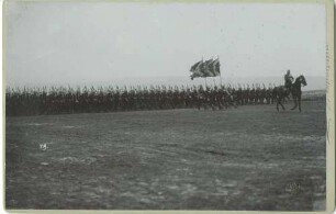 Kaisermanöver 1898: Parademarsch des Infanterie-Regiments (von Wittich) Nr. 83, 3. Kurhessisches, geführt von Oberst Freiherr von Thermo (?) zu Pferd, bei den Regimentsfahnen die Leutnante Beper und Bornmüller, dahinter in gestaffelten Reihen Truppen