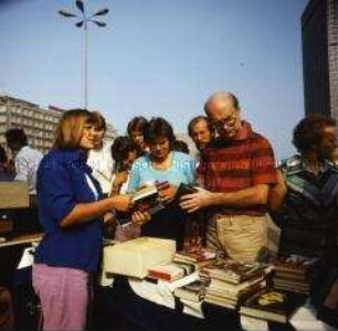 FDJ-Studentensommer: Buchstand beim Solidaritätsbasar am Alexanderplatz in Berlin
