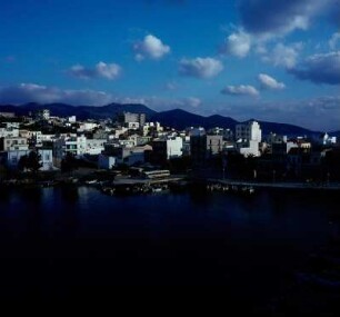 Kreta, Agios Nikolaos. Blick auf die Stadt über den Voulismeni-See