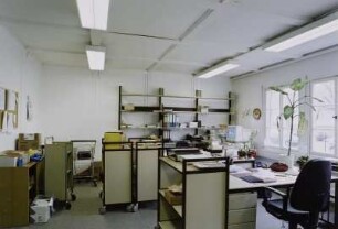 Sächsische Landesbibliothek - Staats- und Universitätsbibliothek Dresden. Zweigbibliothek Wirtschaftswissenschaften. Baracke 19/20. Arbeitsraum für Buchbearbeitung