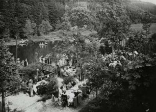 Gasthof Brauerei Oberpöbel (Fremdenhof) : Gasthof Brauerei Oberpöbel (Fremdenhof). Blick auf Gartenterrasse mit Gästen und Tanzpaaren über Gondelteich