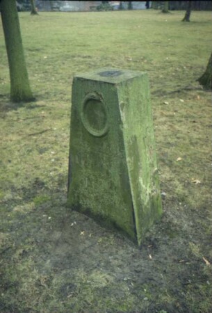 Alter Friedhof: Grabmal