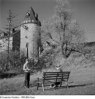 Gebäude und Rundturm in Altefähr, Rügen oder Pulverturm in Altenburg