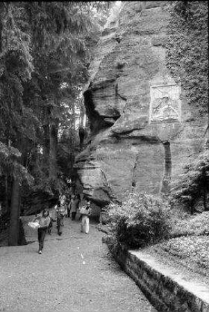 St. Odile: Waldweg der Stationen und Felsen des Odilienbergs, mit Tafeln und Touristen