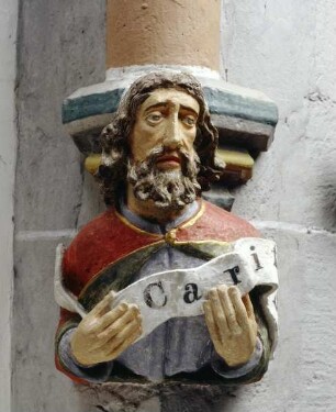 Bärtiger mit Caritas-Spruchband
