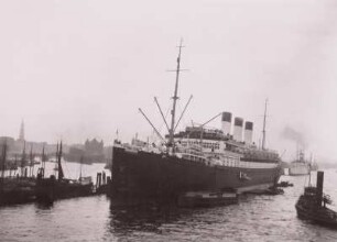 Hamburg, Hafen bei der Überseebrücke