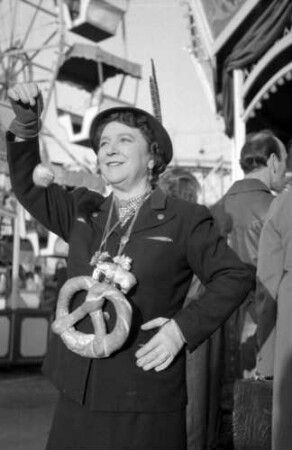 München: Liesl Karlstadt spielt Jojo