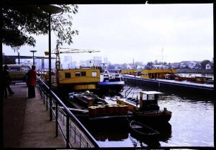 Rheinhafen: Rheinkai mit Schiffen