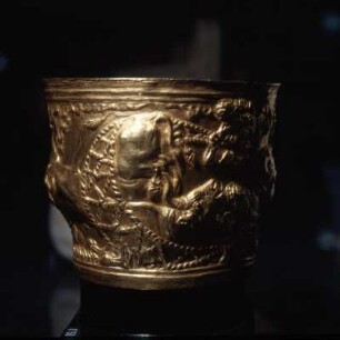 Vaphio-Becher: Stierfang mit dem Netz : Athen. Archäologisches Nationalmuseum. Goldbecher aus Kuppelgrab von Vafio, Höhe: 8 cm, 15. Jh. v. Chr. Raub aus Kreta. Fang von Wildstieren