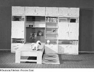 Anbauwand (Modell 5047/1) mit integrierter Liege