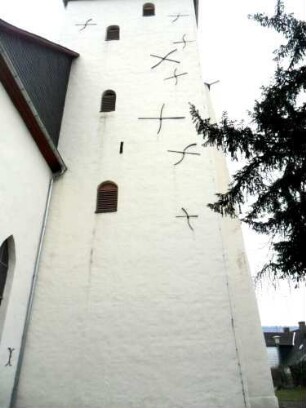 Stadtkirche - Kirchturm (romanische Gründung) mit Strebepfeiler im Westen von Norden über Kirchhof-30032013--