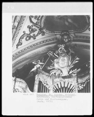 Bekrönung mit Stiftswappen und harfespielendem Putto