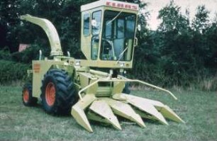Fotografie: Erntetechnik, Feldhäcksler selbstfahrend, Maisgebiss