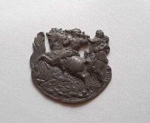 Teil einer runden Plakette mit dem Opfertod des Marcus Curtius