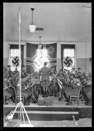 Musikkapelle in Uniform spielend (im Hintergrund Reichkriegsflagge)