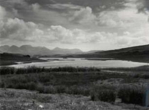 Landschaft mit See bei Cleggan mit den Twelve Pins