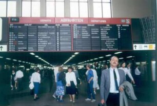 Düsseldorf. Hauptbahnhof. Eingangshalle. Blick auf die elektronische Informationstafel