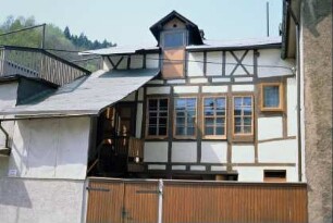 Fachwerkgebäude in einem Hof, wahrscheinlich eine Werkstatt