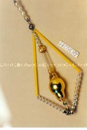 Gablonzer Christbaumschmuck - Phantasie: lange gelbe Glasstifte, silberfarbene Perlenreihungen in Rhomboidform mit goldfarbenem/klarsichtigem Mittelstück