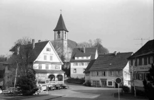 Feldrennach: Hauptplatz mit Kirche