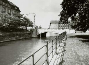 Berlin. Eiserne Brücke (1914-1916, W. Koeppen). Blick aus dem Lustgarten über den Kupfergraben zum Pergamonmuseum