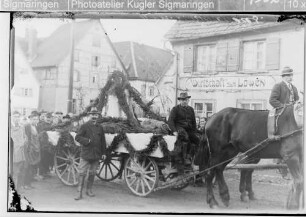 Glockenweihe Krauchenwies; im Hintergrund Wirtschaft zum Löwen