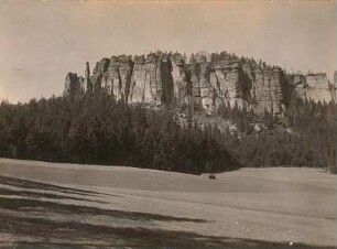 Elbsandsteingebirge. Pfaffenstein. Ansicht mit Barbarine (links)