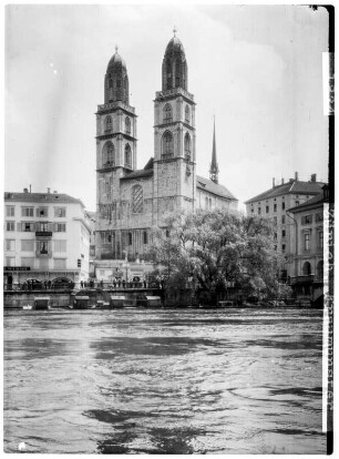 Zürich, Grossmünster, Ansicht über den Limmat