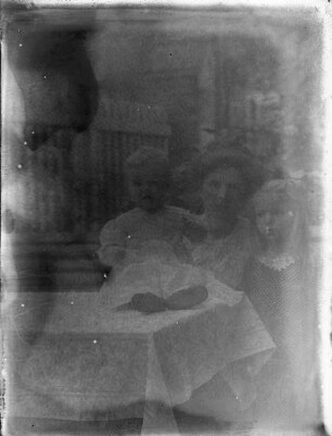 Kattowitz, Friedensstraße 2. Wohnhaus der Familie Knochenhauer. Garten. Fanny Knochenhauer mit zwei Kindern an einem Tisch sitzend