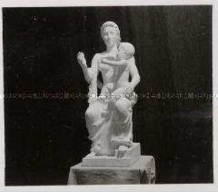 Berlin, Bildhauer Anton Grauel, Figur "Mutter und Kind"