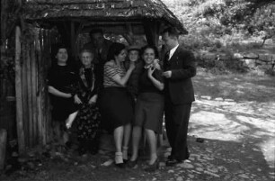 Campulung [Campulung-Muscel ?]: Gruppe unter Brunnendach, Familie Georgescu