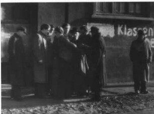 Hamburg-St. Pauli 1947. Schwarzmarkt in der Talstraße. Männer und Frauen handel illegal.