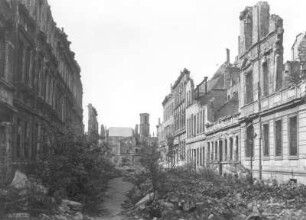 Dresden-Altstadt. Weinligstraße. Blick über die Liliengasse zur Ruine der Annenkirche