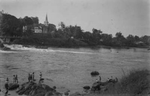 Personen am Fluss : Personen baden im Fluss, auf dem Gegenhang die katholische Mission von Kribi.