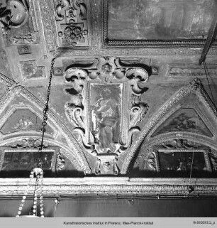 Deckenfresken mit musizierenden weiblichen Figuren, einer Perseus- und Andromeda-Szene(?) und Stuckaturen