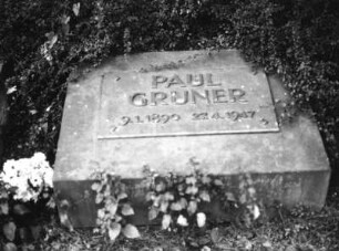 Grabplatte für Paul Gruner : Grabplatte für Paul Gruner (1890-1947). Sandstein, Metall. Dresden-Trachau, Heidefriedhof