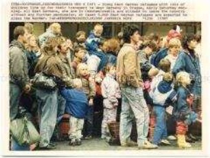 Exodus of East Germany Prag 1989 - Viele DDR-Flüchtlinge mit Kindern warten auf die Busse nach Westdeutschland, 2. Flüchtlingswelle November 1989