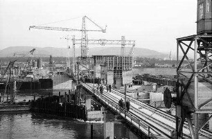 Birsfelden: Kraftwerk, Baubrücke mit Kränen
