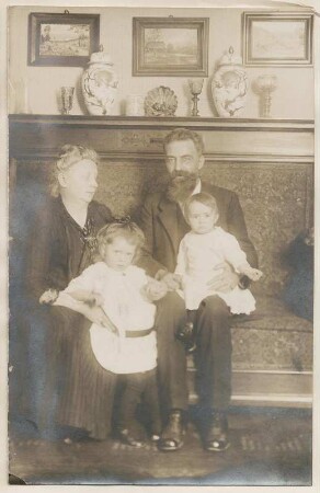 Großeltern (wahrscheinlich Desbarat) mit zwei Enkelkindern