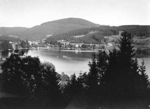 Schwarzwald. Titisee mit Hohfirst (1190 m). Blick nach Osten