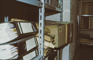 Gesundheitsamt: Registratur im Keller: Regal